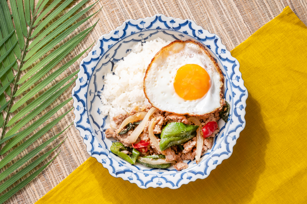 タイ食器 パイナップル柄 丸深皿（青×白/花型ギザギザ）21cm <br><br