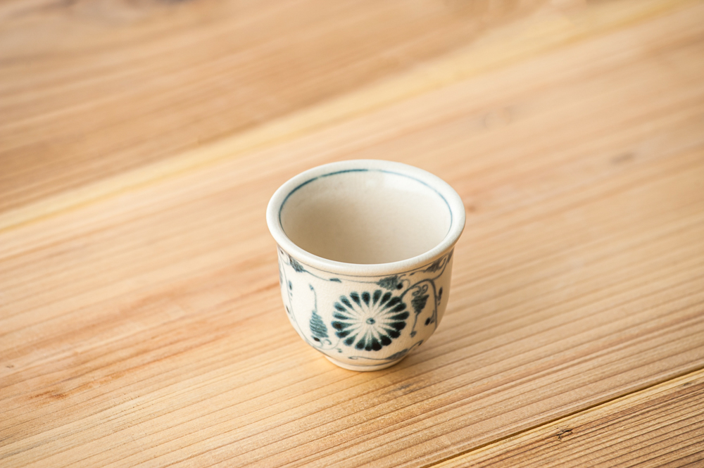ベトナム茶器 バッチャン焼（白×青花柄） 湯呑 6cm <br><br>No